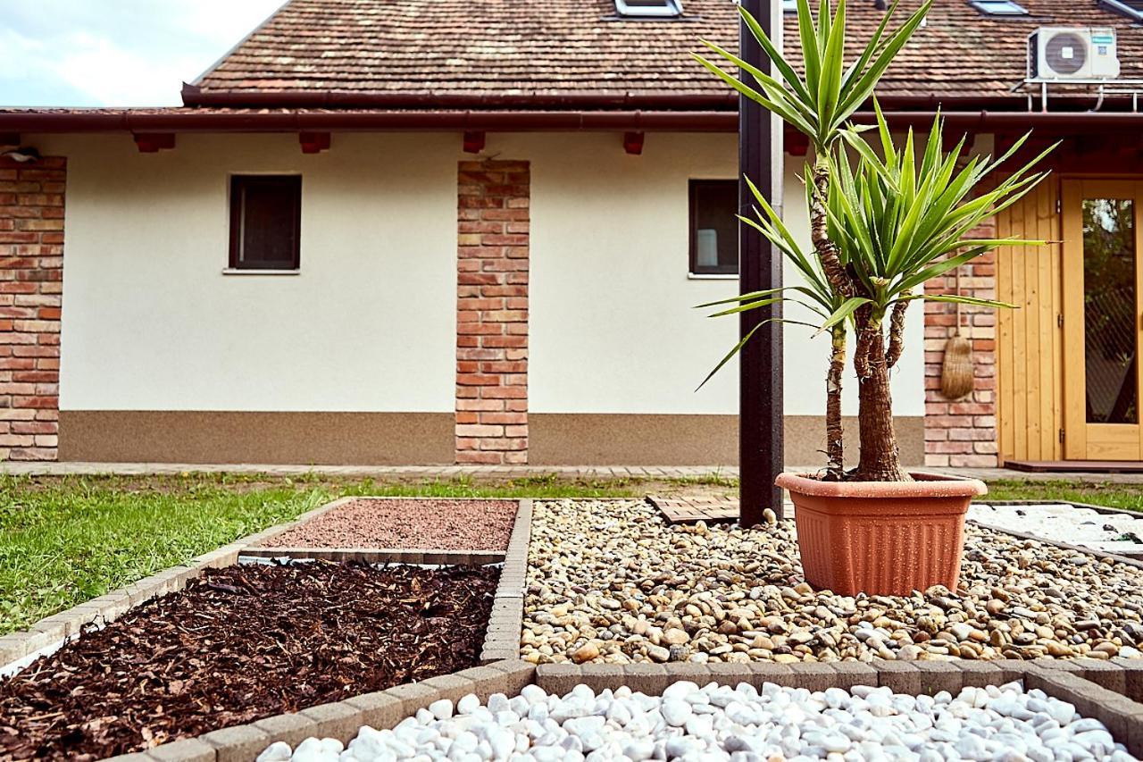 Oazis Apartmanok Mórahalom Exterior foto